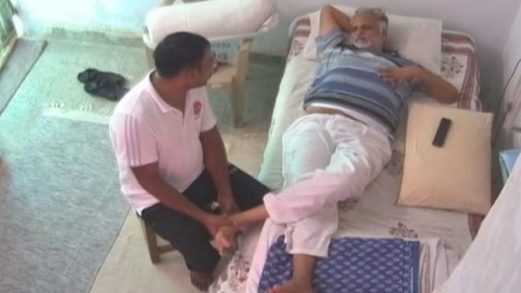 तिहाड़ जेल से आए वीडियो में सत्येंद्र जैन पैरों की मालिश कराते दिखे