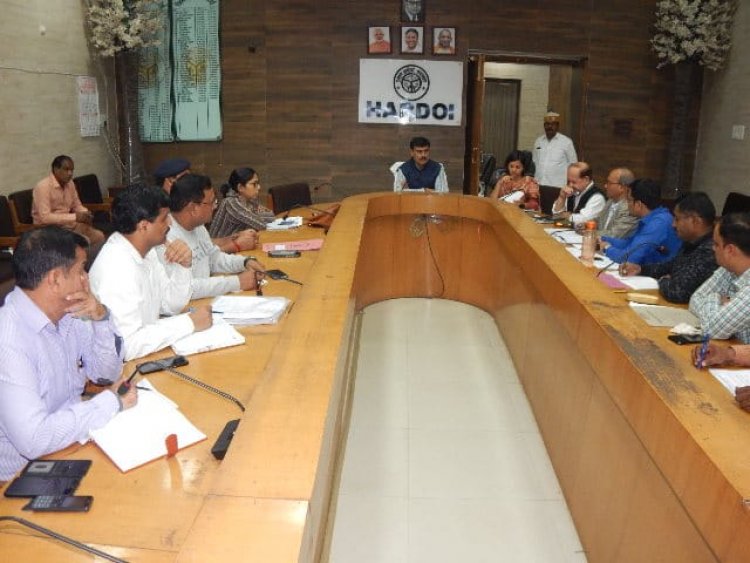 आधार बनाने की गति बढ़ाने के लिए मुख्यालय, तहसील, ब्लाक, नगरीय निकाय में कैम्प लगायेंः-डी0एम0