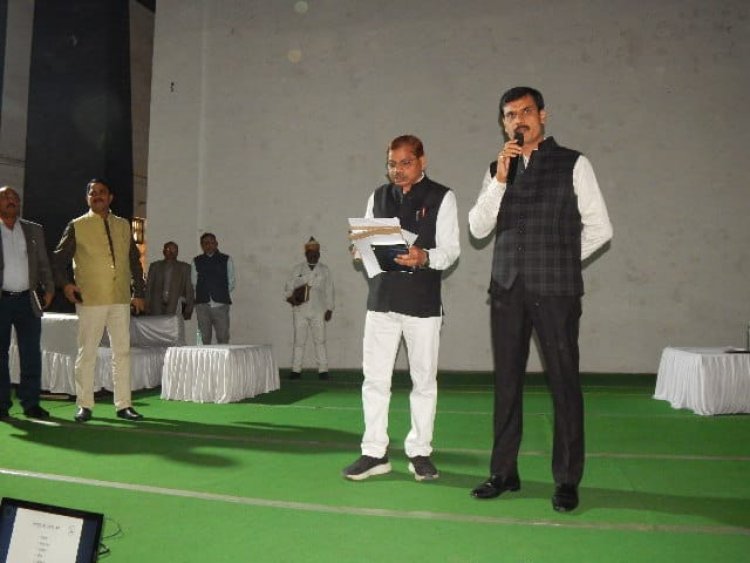 नामाकंन से लेकर मतगणना कराने तक की सम्पूर्ण प्रक्रिया के सम्बन्ध में निर्वाचन आयोग द्वारा दिये गये दिशा निर्देशों को अवश्य पढ़ लें :- जिलाधिकारी