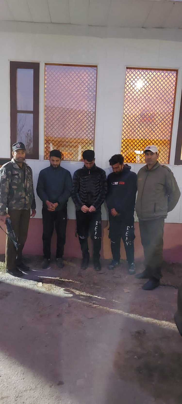 THREE GAMBLERS HELD AT JHEEL BRIDGE SINGHPORA PATTAN; CASE REGISTERED; PLAYING CARDS & STAKE MONEY OF ₹ 5400/- RECOVERED
