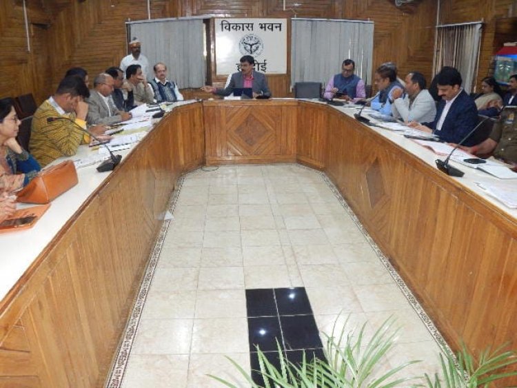 अस्पतालों में दलाली करने वालें लोगों पर एफआईआर दर्ज कराते हुए कड़ी कार्यवाही करायें:- डी0एम0