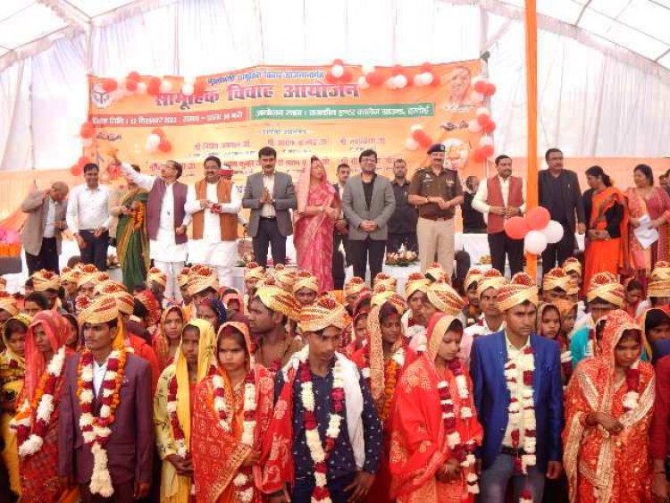 नव विवाहित 171 जोड़ों को राज्य मंत्री नितिन अग्रवाल, जिला पंचायत अध्यक्ष एवं जिलाधिकारी ने प्रदान किया आर्शीवाद
