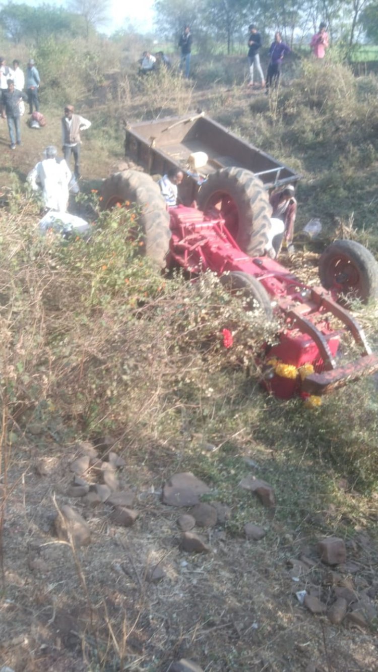 भंडारा में जाने के दौरान अनियंत्रित होकर ट्रेक्टर ट्राली गड्ढे में पलटी, एक दर्जन लोग घायल।
