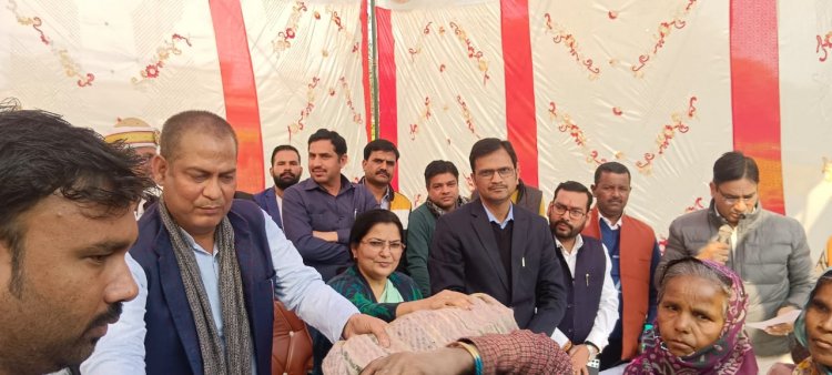 शिक्षा मंत्री ने 550 बेसहारा लोगों को कंबल वितरण किया