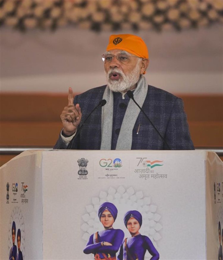 भारत को सफलता के शिखर पर ले जाना है तो अतीत के संकुचित नजरिये से आजाद होना होगा: प्रधानमंत्री