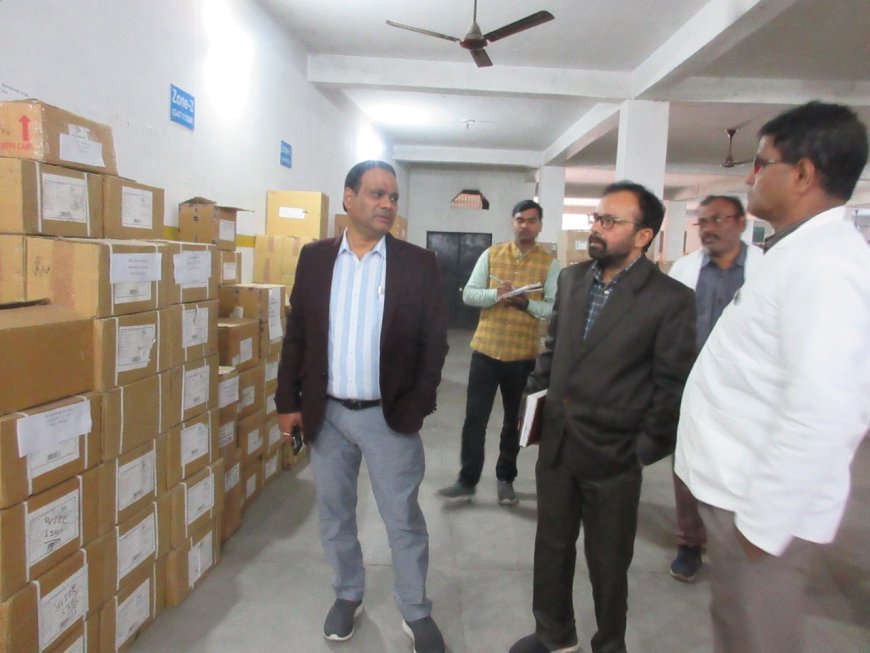जिलाधिकारी ने रोजा स्थित ड्रग वेयरहाउस का आकस्मिक निरीक्षण कर देखी व्यवस्थाएं, दवाओं की पर्याप्त उपलब्धता सुनिश्चित करने के दिए निर्देश