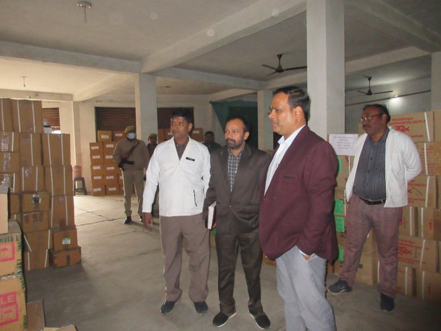 जिलाधिकारी ने रोजा स्थित ड्रग वेयरहाउस का आकस्मिक निरीक्षण कर देखी व्यवस्थाएं, दवाओं की पर्याप्त उपलब्धता सुनिश्चित करने के दिए निर्देश