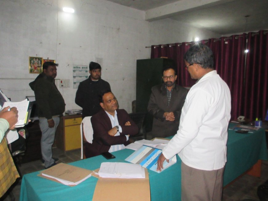 जिलाधिकारी ने रोजा स्थित ड्रग वेयरहाउस का आकस्मिक निरीक्षण कर देखी व्यवस्थाएं, दवाओं की पर्याप्त उपलब्धता सुनिश्चित करने के दिए निर्देश