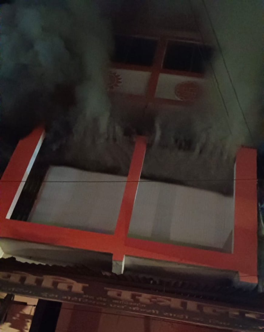 नवादा में कपड़ा दुकान में लगी आग, लाखों का माल खाक