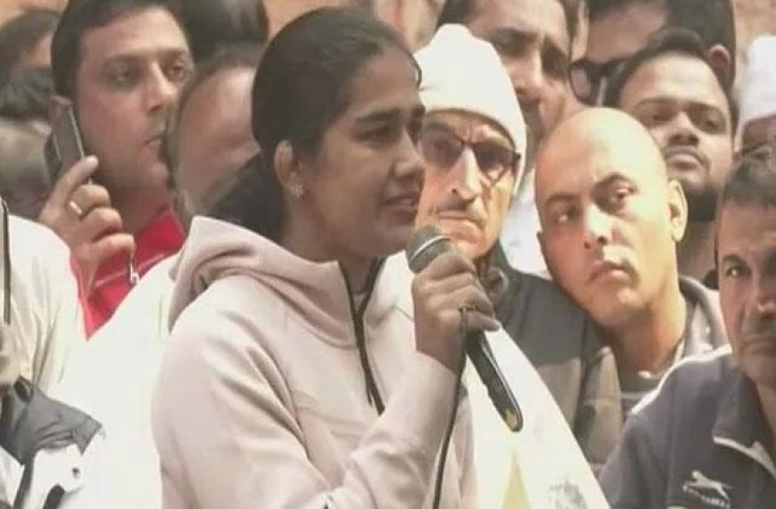 सरकार की संदेशवाहक बनी बबीता फोगाट, पहलवानों ने की नये महासंघ की मांग