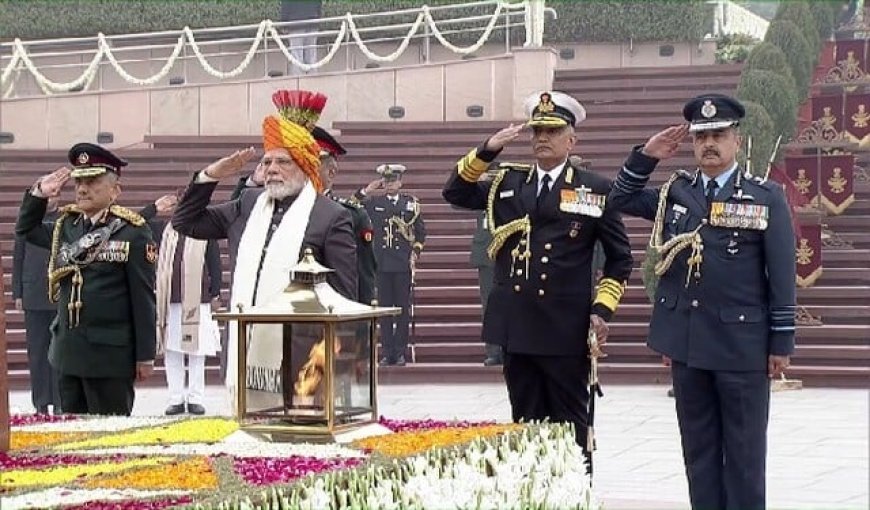प्रधानमंत्री नरेन्द्र मोदी ने गणतंत्र दिवस पर राष्ट्रीय समर स्मारक जा कर शहीदों को श्रद्धांजलि अर्पित की