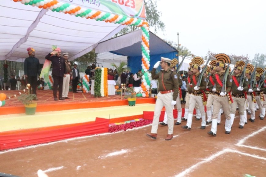गणतंत्र दिवस में मंत्री महेन्द्र सिंह सिसोदिया ने ध्वजारोहण कर परेड की ली सलामी