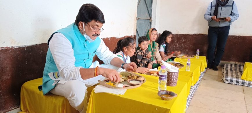 मंत्री महेन्द्र सिंह सिसोदिया ने बच्चों के साथ बमोरी के ग्राम अमरोद में किया मध्यान्ह भोजन