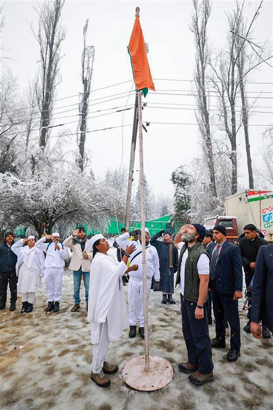 राहुल गांधी ने ‘भारत जोड़ो यात्रा’ के शिविर स्थल पर, मल्लिकार्जुन खरगे ने पीसीसी कार्यालय में तिरंगा फहराया