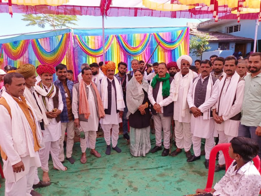 त्रिदेव यात्रा के दौरान कथा में शामिल हुईं पूर्व विधायक ममता मीना, व्यास गाधी पर बैठे महाराजश्री से आशीर्वाद लेकर गाए भजन