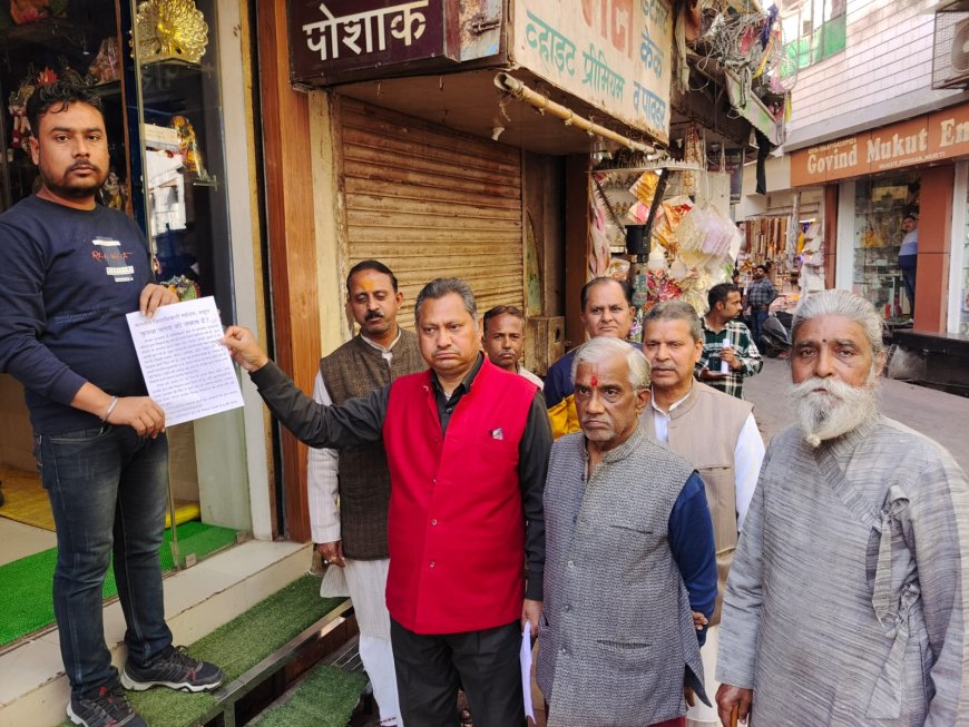 सरकार के विकास के विरोध में पर्चे बांटकर करा कॉरिडोर का विरोध