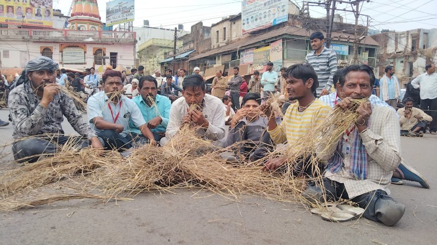 600 रु में तो एक महीना का घास भी नही आता, हम तो जानवरो से भी बदतर है : चारा खाकर दिव्यांगों ने किया सरकार की नीतियों का विरोध