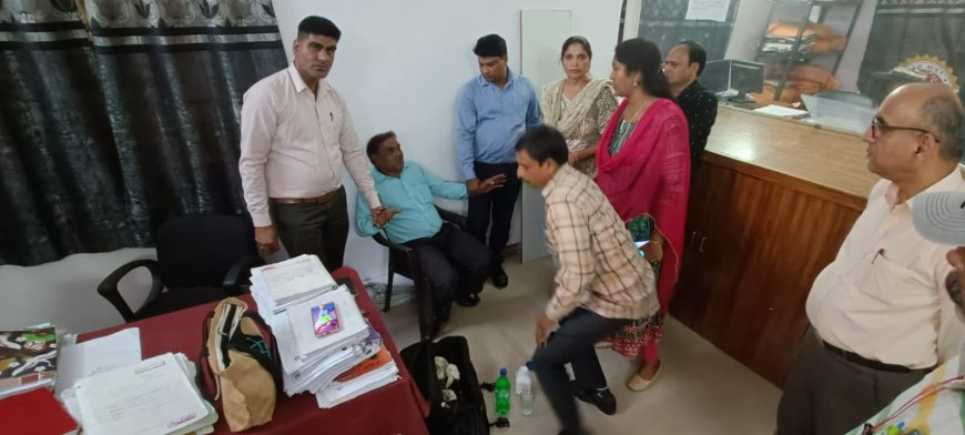 नायब तहसीलदार के दो बाबू घूस लेते पकड़ाए