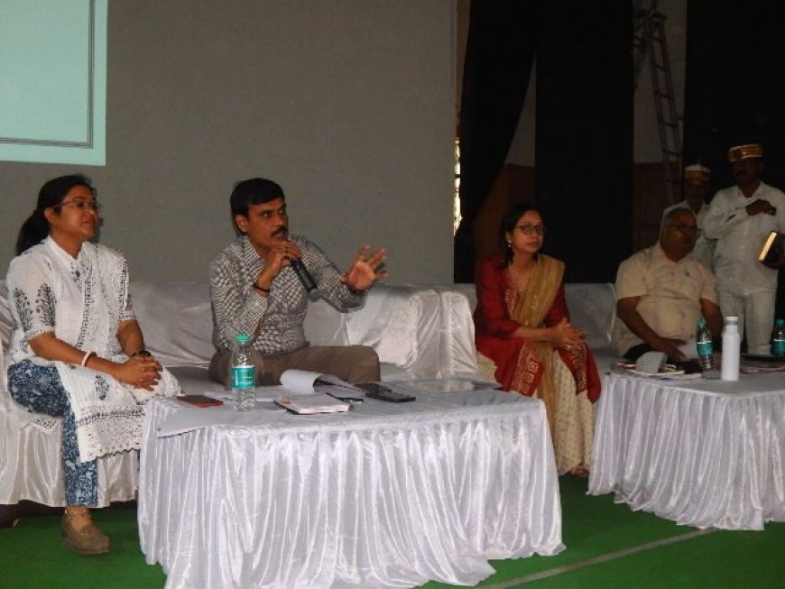 बूथों पर बिजली, पेयजल, शौचालय, रैम्प, खिड़की, दरवाजा आदि व्यवस्थायें ठीक करायेंः डीएम