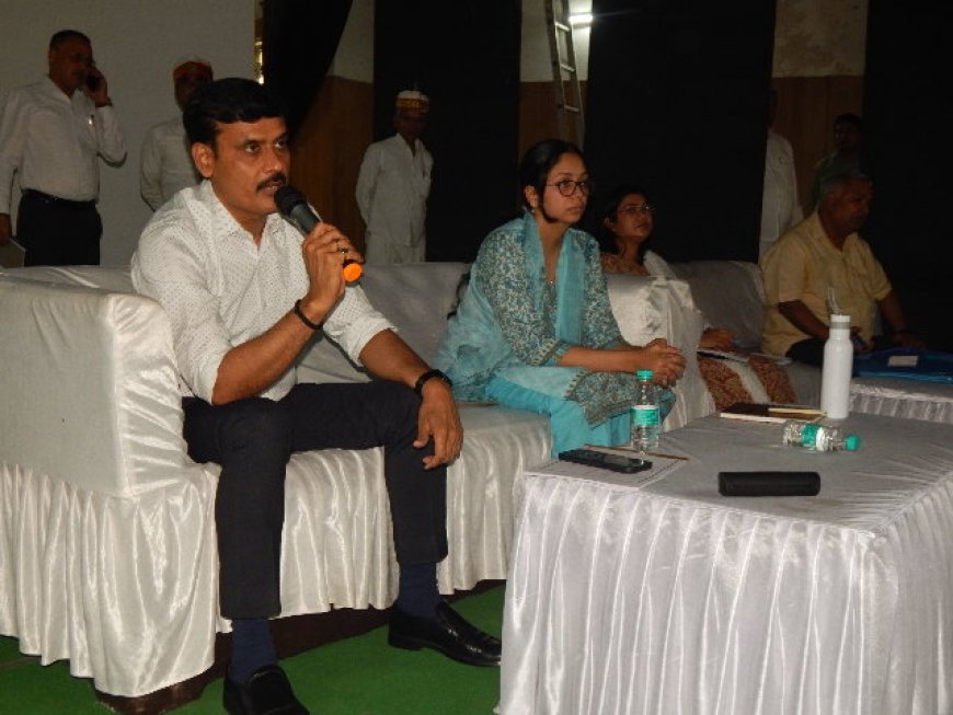 अधिकारी निर्वाचन आयोग के निर्देशों का पूरी तरह से पालन करना सुनिश्चित करेंः-डी0एम0