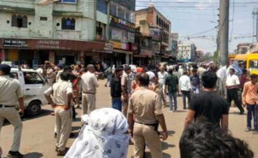 युवक की हत्या : गुस्साए लोगों ने थाना घेरा, चौराहे पर लगाया लंबा जाम, आरोपियों के घर तोड़ने की मांग