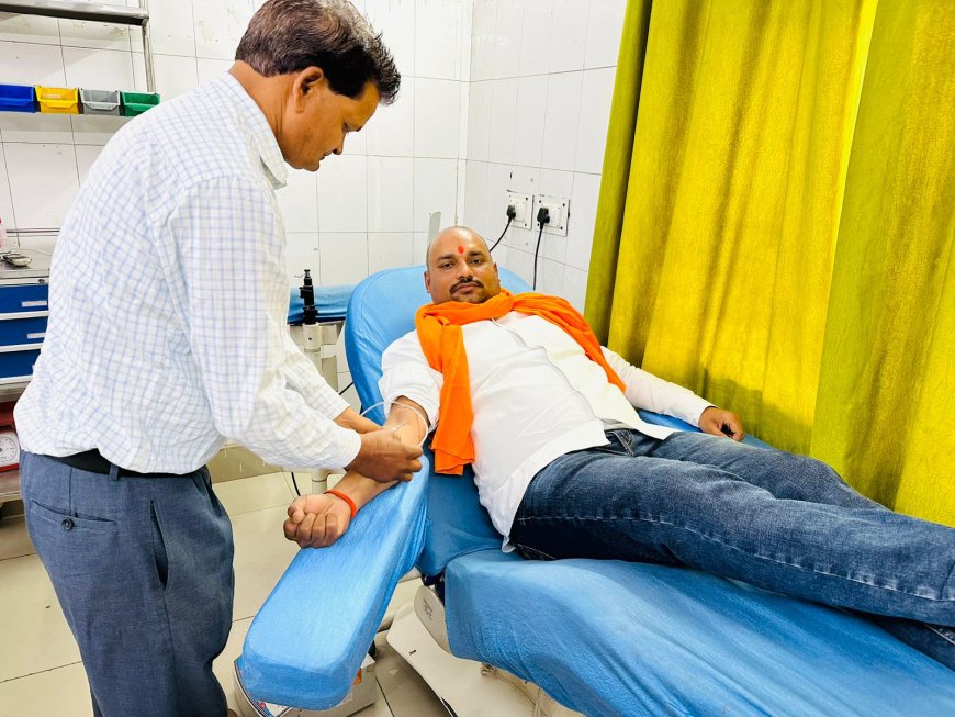 योगी आदित्यनाथ के जन्म दिन पर भाजपा नेता मुकुल सिंह आशा ने किया रक्तदान
