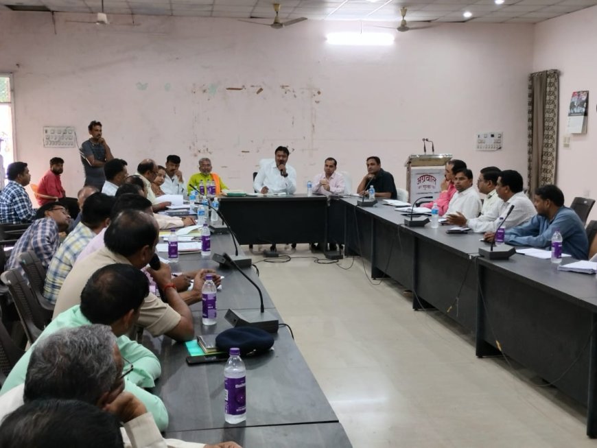 म.प्र. राज्य सफाई कर्मचारी आयोग के अध्यक्ष द्वारा ली गयी बैठक