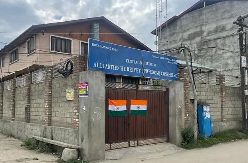 उद्यमी-कार्यकर्ता संदीप मावा ने जेकेएलएफ दफ्तर के दरवाजे पर तिरंगा लगाया