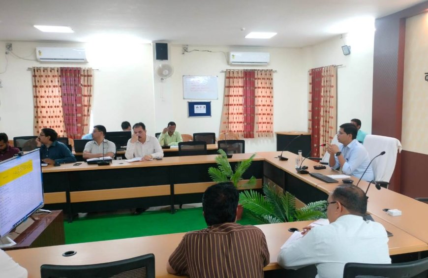 सीएम हेल्पलाईन से संबंधित लंबित शिकायतों कि समीक्षा की गयी, निराकरण के दिये निर्देश