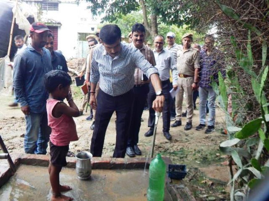 शाहाबाद के रेभा मुरादपुर गांव में संचालित ग्रामीण पाइप पेयजल परियोजना का डीएम ने किया निरीक्षण