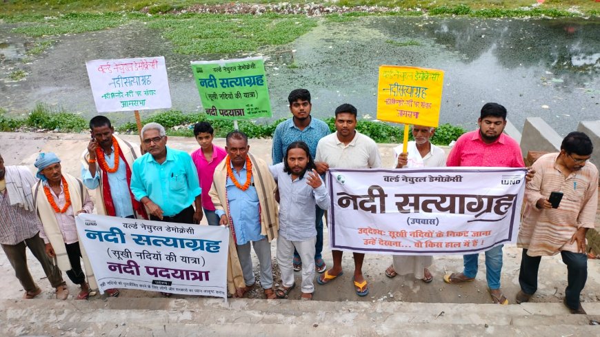 श्रद्धालुओं के लिये ट्यूबवेल से नदी में जमा किया गया पानी