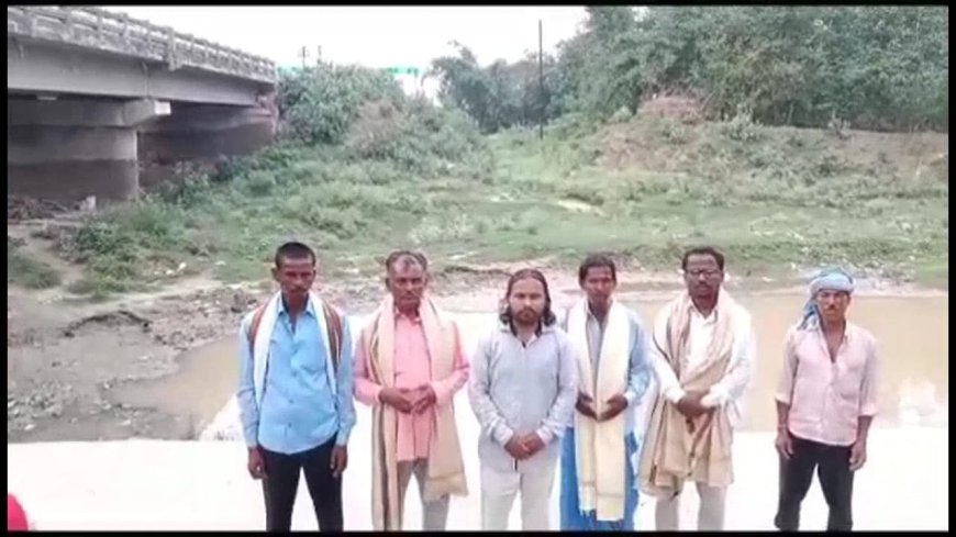 श्रद्धालुओं के लिये ट्यूबवेल से नदी में जमा किया गया पानी