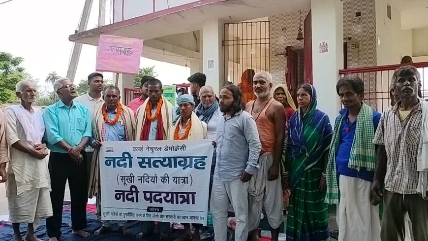 श्रद्धालुओं के लिये ट्यूबवेल से नदी में जमा किया गया पानी
