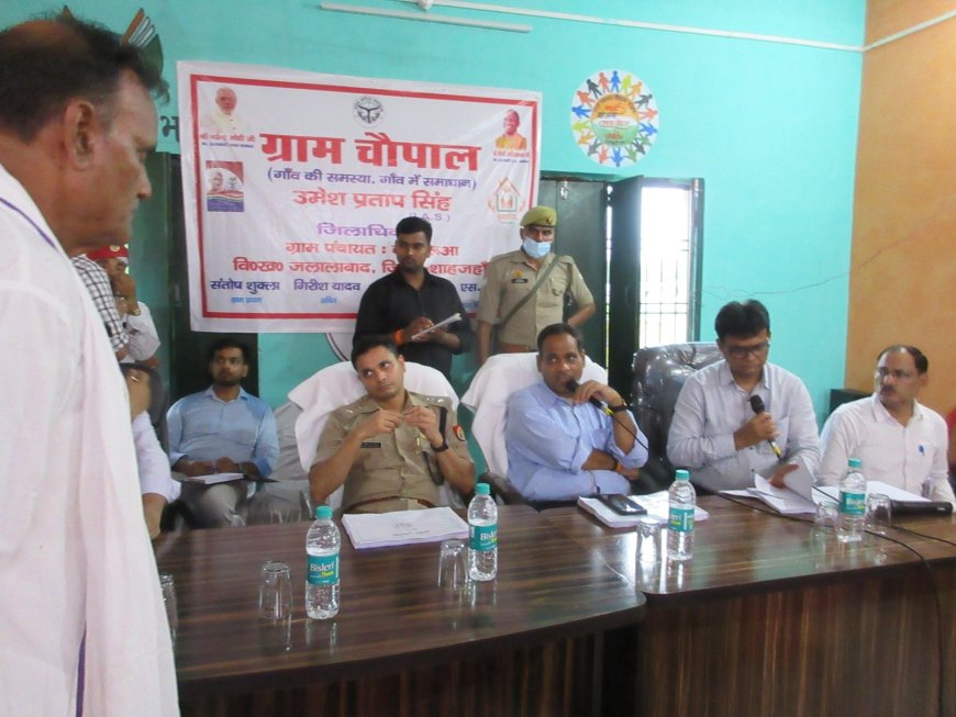 जिलाधिकारी ने ग्राम पंचायत कुम्हरुआ विकास खंड जलालाबाद में जनचौपाल लगा कर सुनी समस्याए