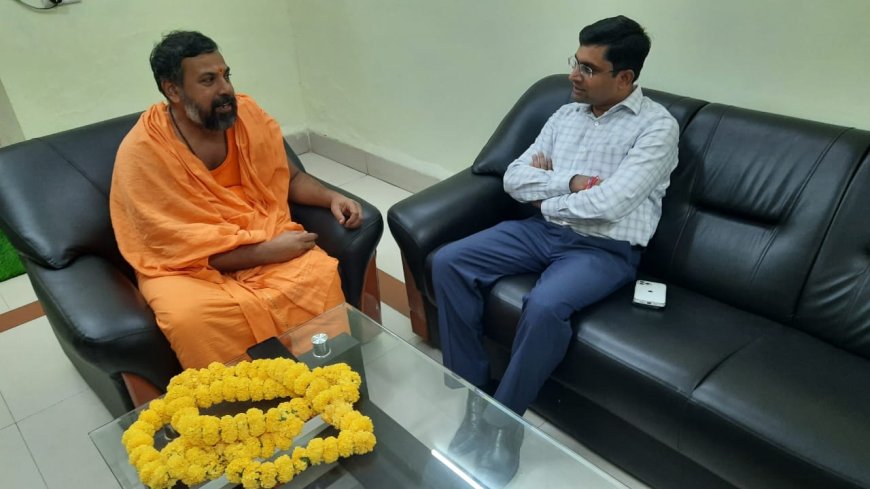 उडीसा भुवनेश्वर से पधारे संत स्वामी भागवतानंद सरस्वती से कलेक्टर द्वारा की गयी सौजन्य भेंट