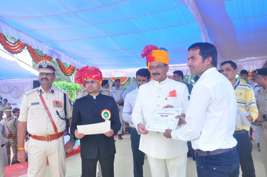 जनपद पंचायत राधौगढ़ के ब्लॉक समन्वक नेमीचंद धाकड़ स्वतंत्रता दिवस पर हुए सम्मानित