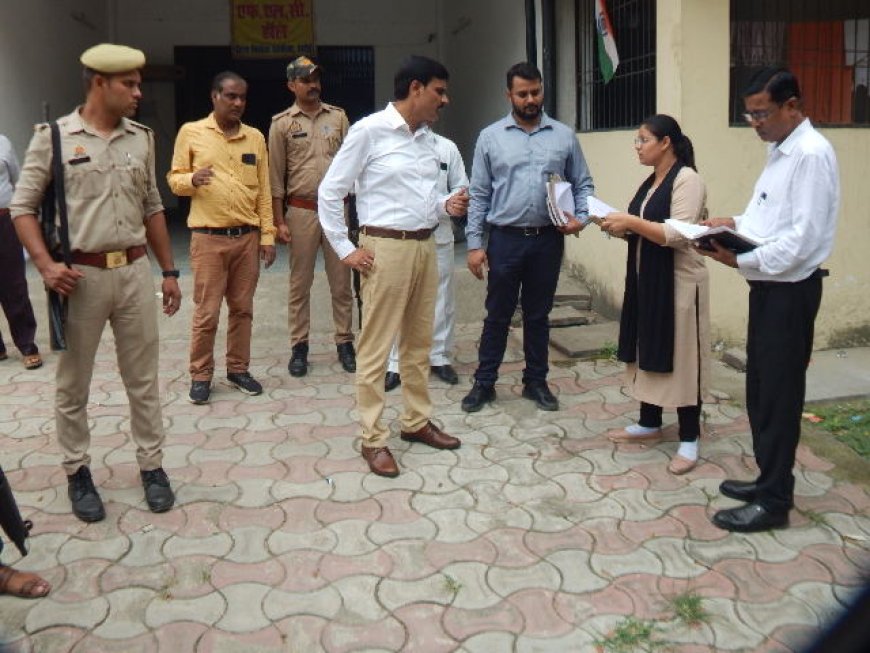 निर्वाचन कार्यालय के एफ एल सी हाल का डीएम ने किया निरीक्षण