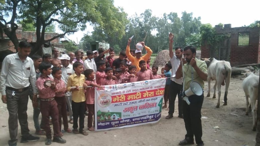 नेहरू युवा केन्द्र शाहजहाँपुर द्वारा कलश यात्रा निकाल घरों से ली गई मिट्टी