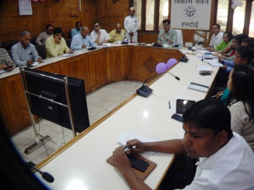 डीएम की अध्यक्षता में हुई 15विभागो की सीएम डैस बोर्ड एवं निर्माण कार्यो की समीक्षा बैठक