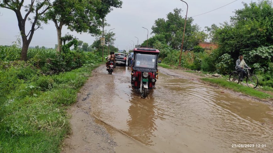 आधा घंटे की मूसलाधार बारिश से सड़कें लबालब