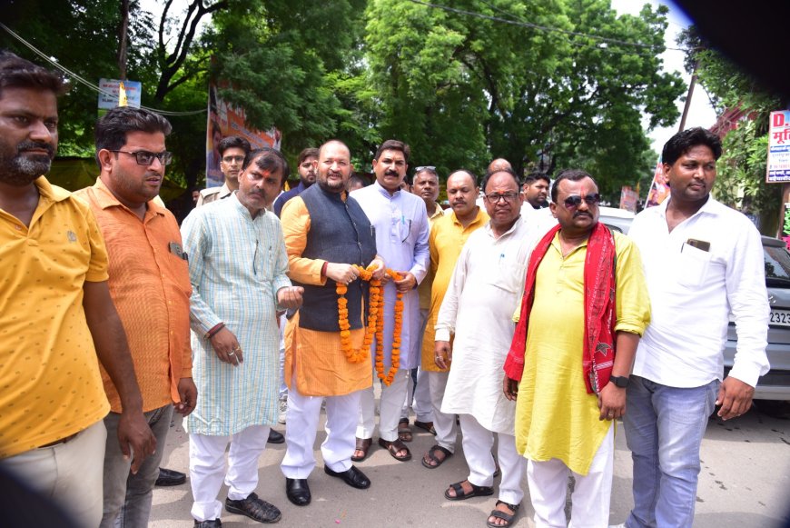 श्री राम कथा के प्रथम दिवस कथा व्यास पंडित रमेश भाई शुक्ला ने गणेश बन्दना से की शुरुआत