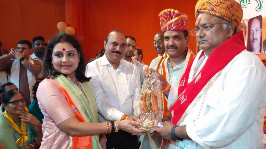 पूर्व सांसद राजेश दिवाकर व पालिका अध्यक्ष स्वेता चौधरी ने किया प्रभारी मंत्री व ब्रज प्रदेश अध्यक्ष व प्रदेश उपाध्यक्ष का स्वागत