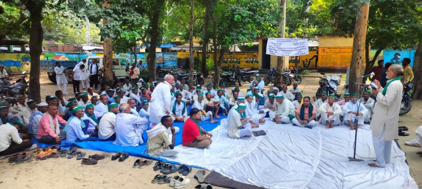 चोरी की घटना का खुलासा न होने पर भारतीय किसान यूनियन ने दिया धरना