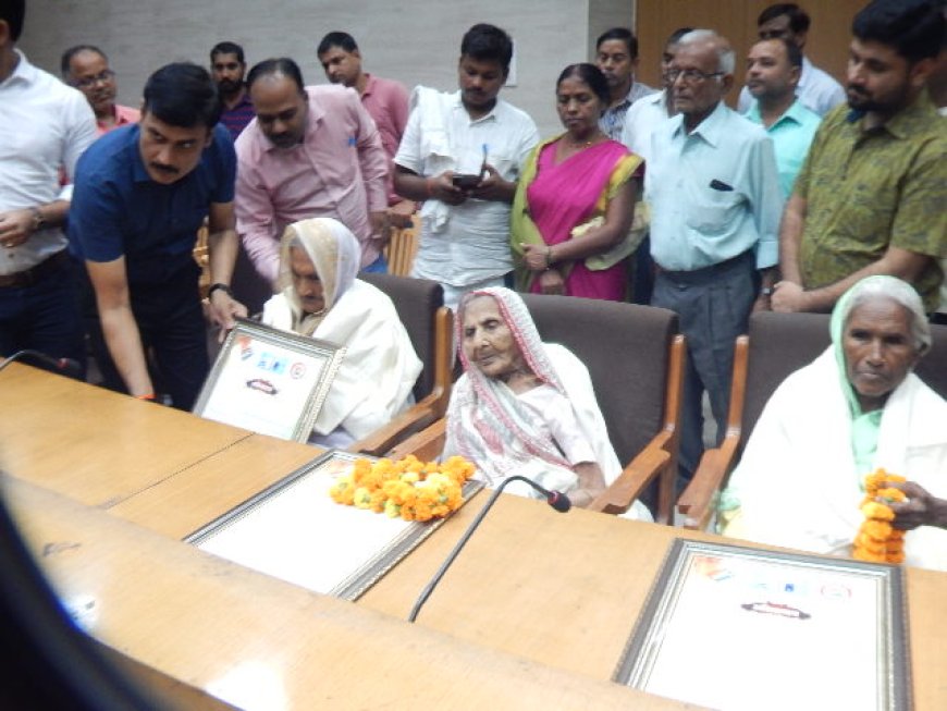 अन्तर्राष्ट्रीय वृद्ध दिवस पर सौ वर्ष पूर्ण कर चुके 11 शतायु महिला एवं पुरूष मतदाताओं को डीएम ने सम्मानित