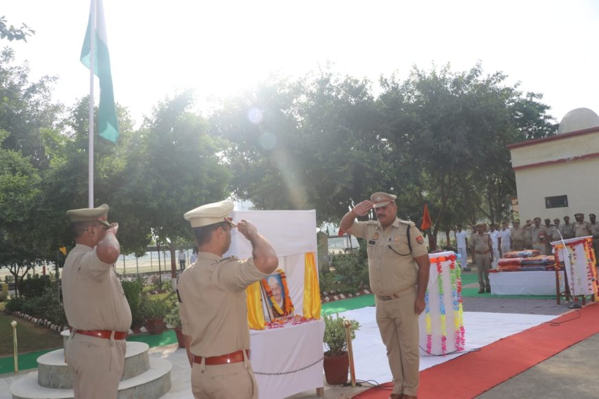 राष्ट्रपिता महात्मा गांधी जी व भारत रत्न लाल बहादुर शास्त्री जी की जयंती के अवसर पर पुलिस अधीक्षक द्वारा पुलिस लाइन में दोनों महापुरूषों की प्रतिमाओं पर माल्यार्पण