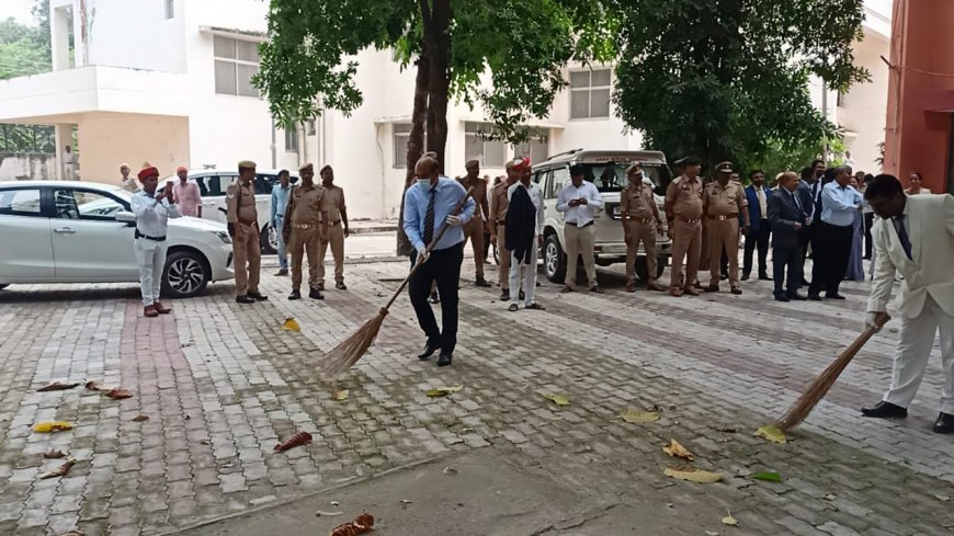 जिला जज व पुलिस अधीक्षक ने न्यायालय परिसर में झाड़ू लगाकर दिया स्वच्छता का संदेश