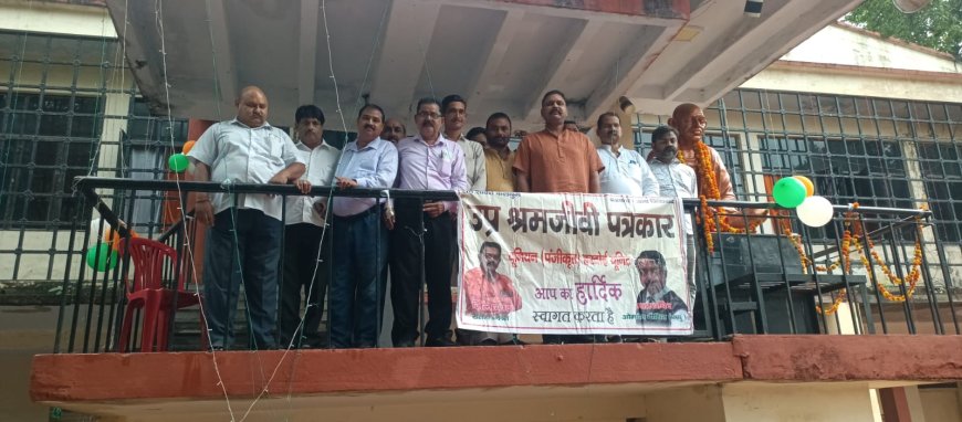 पत्रकार सुरक्षा कानून की मांग करते हुए उप्र श्रमजीवी पत्रकार यूनियन हरदोई यूनिट ने गांधी प्रतिमा पर दिया धरना