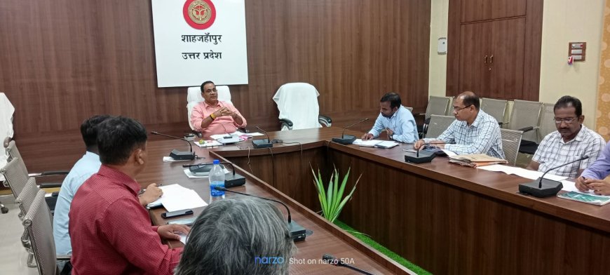 जनपद के कलेक्ट्रेट सभागार में  भूगर्भ जल प्रबंधन के संबंध में बैठक जिलाधिकारी उमेश प्रताप सिंह की अध्यक्षता में हुई संपन्न