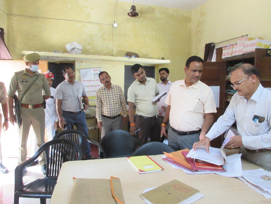 जिलाधिकरी श्री उमेश प्रताप सिंह ने खण्ड विकास अधिकारी कार्यालय, भावलखेड़ा का किया औचक निरीक्षण