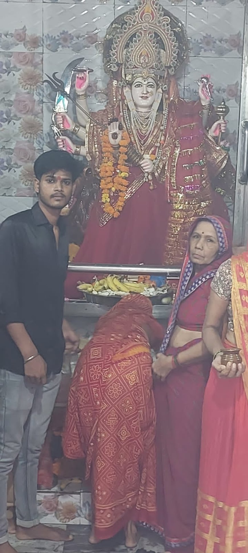 नवरात्र के पहले दिन देवी मंदिरों पर उमड़ी श्रद्धालुओं की भीड़